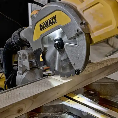 Serra de Esquadria Telescópia 1800W 216mm DEWALT® DWS777-QS